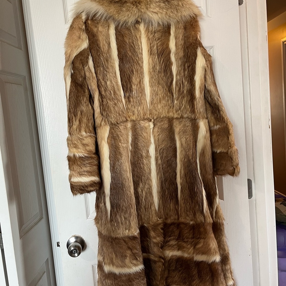 Luxurious Fur Coat with Double-Breasted Design - Picture 5 of 16